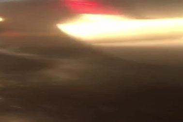 Clip: Người vợ chặn đầu xe Ranger Rover của chồng đánh ghen.