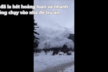Kinh hoàng khoảnh khắc tuyết lở vào vị trí nhóm du khách ở chân núi