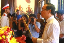 Lãnh đạo TPHCM dâng hương lễ giỗ chiến sỹ, đồng bào tại đặc khu Côn Đảo