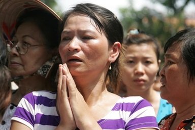 Con bị bắt cóc trong trường, mẹ ở ngoài "ngồi trên đống lửa"