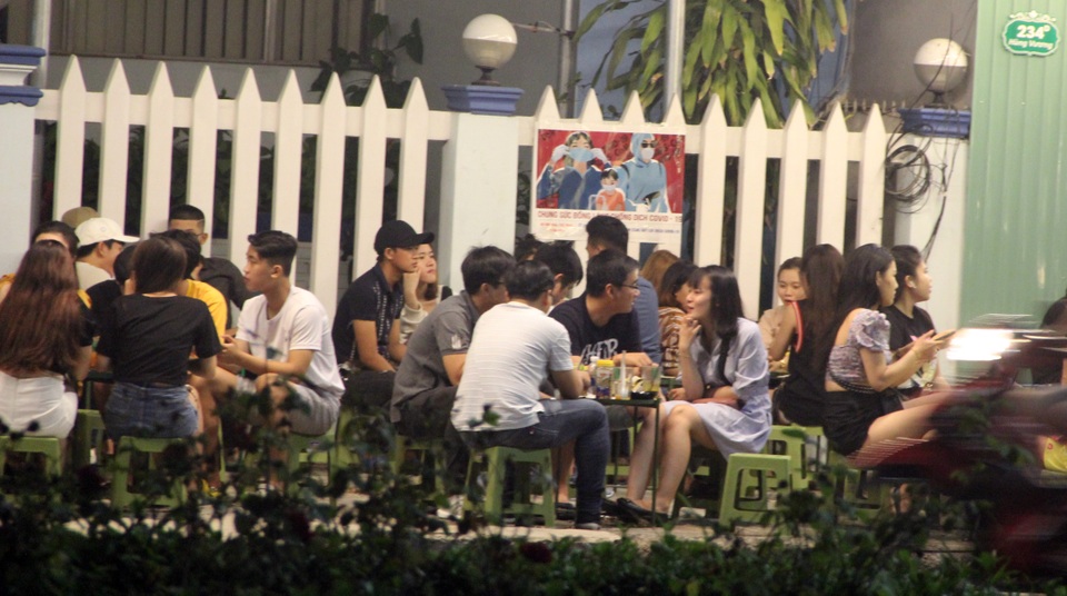 Phú Yên: Vừa được “nới lỏng”, giới trẻ đã ùn ùn kéo đến quán xá - 7 Phú Yên: Vừa được “nới lỏng”, giới trẻ đã ùn ùn kéo đến quán xá - 7