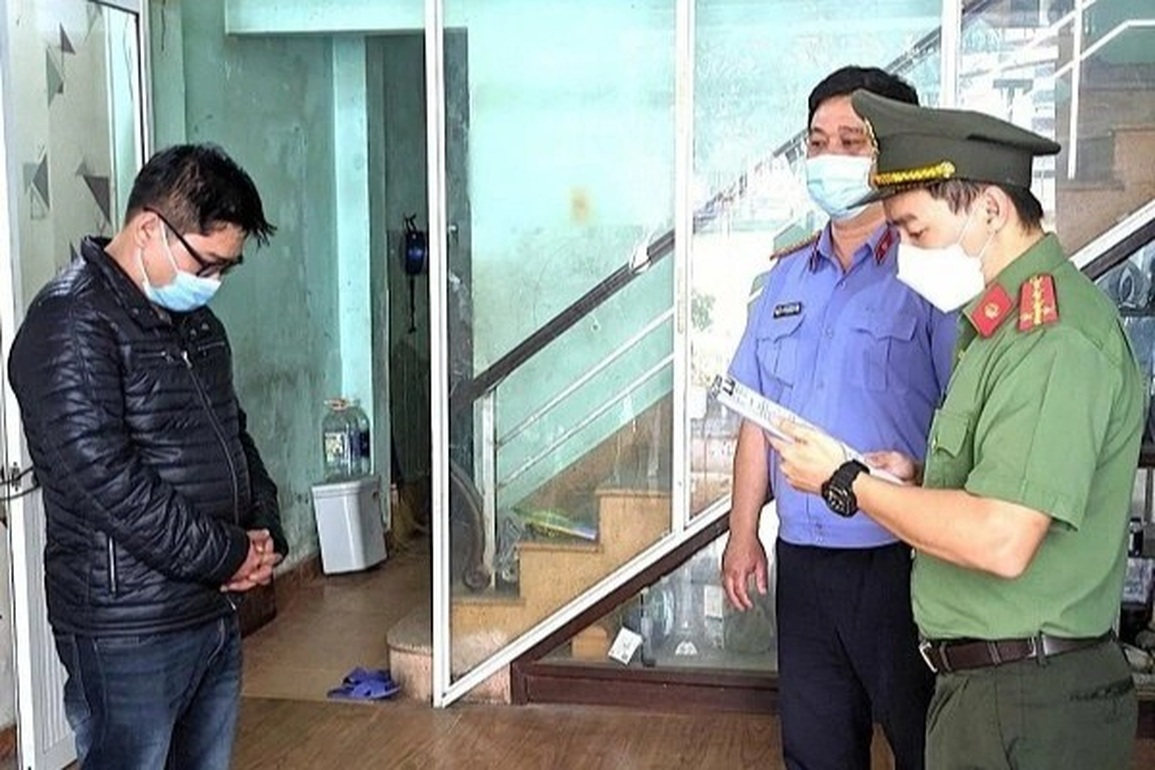 Bắt giam 2 giám đốc doanh nghiệp giúp chuyên gia dỏm nhập cảnh trái phép - 1 Bắt giam 2 giám đốc doanh nghiệp giúp chuyên gia dỏm nhập cảnh trái phép - 1