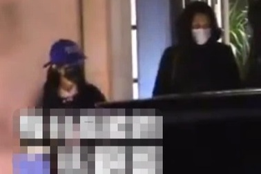 Triệu Lệ Dĩnh và Phùng Thiệu Phong: Cùng ăn tối nhưng rất xa cách