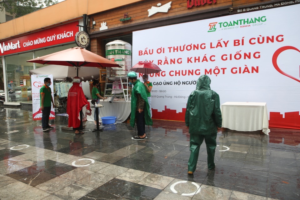 Thêm một “cây ATM” gạo, người nghèo Hà Nội đội mưa đi nhận miễn phí - 4 Thêm một “cây ATM” gạo, người nghèo Hà Nội đội mưa đi nhận miễn phí - 4