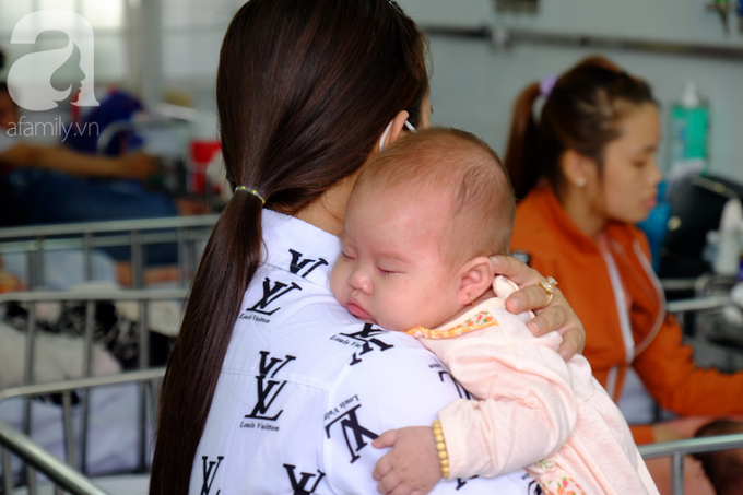 Bộ trưởng Y tế trực tiếp thị sát dịch sởi tại TP.HCM, cảnh báo các bà mẹ không chích ngừa sẽ lãnh hậu quả - Ảnh 15. Bộ trưởng Y tế trực tiếp thị sát dịch sởi tại TP.HCM, cảnh báo các bà mẹ không chích ngừa sẽ lãnh hậu quả - Ảnh 15.