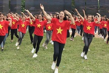 Sinh viên Hà Nội nhảy flashmob đón chào các em năm đầu tới giảng đường