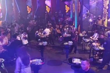 Cảnh sát đột kích quán bar bắt quả tang nhóm thanh niên đang “bay lắc”
