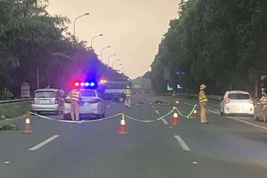 Xe máy "đấu đầu" xe tải trên Đại lộ Thăng Long, ai chịu trách nhiệm?