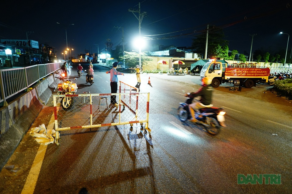 Xuyên đêm kiểm soát dịch Covid-19 các cửa ngõ vào TPHCM - 9 Xuyên đêm kiểm soát dịch Covid-19 các cửa ngõ vào TPHCM - 9