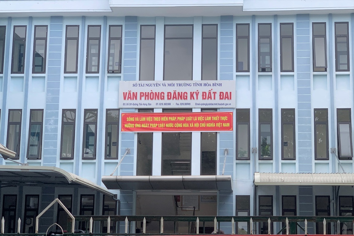 Cách hết chức vụ trong Đảng với Giám đốc Văn phòng đăng ký đất đai Hòa Bình - 1 Cách hết chức vụ trong Đảng với Giám đốc Văn phòng đăng ký đất đai Hòa Bình - 1