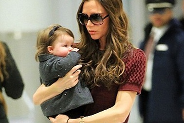 Victoria Beckham lý giải vẻ mặt mệt mỏi