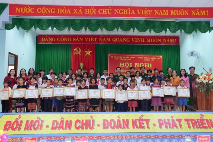 Lãnh đạo Bộ chỉ huy Bộ đội Biên phòng tỉnh Thừa Thiên Huế và phòng Giáo dục huyện A Lưới tuyên dương, khen thưởng các em học sinh