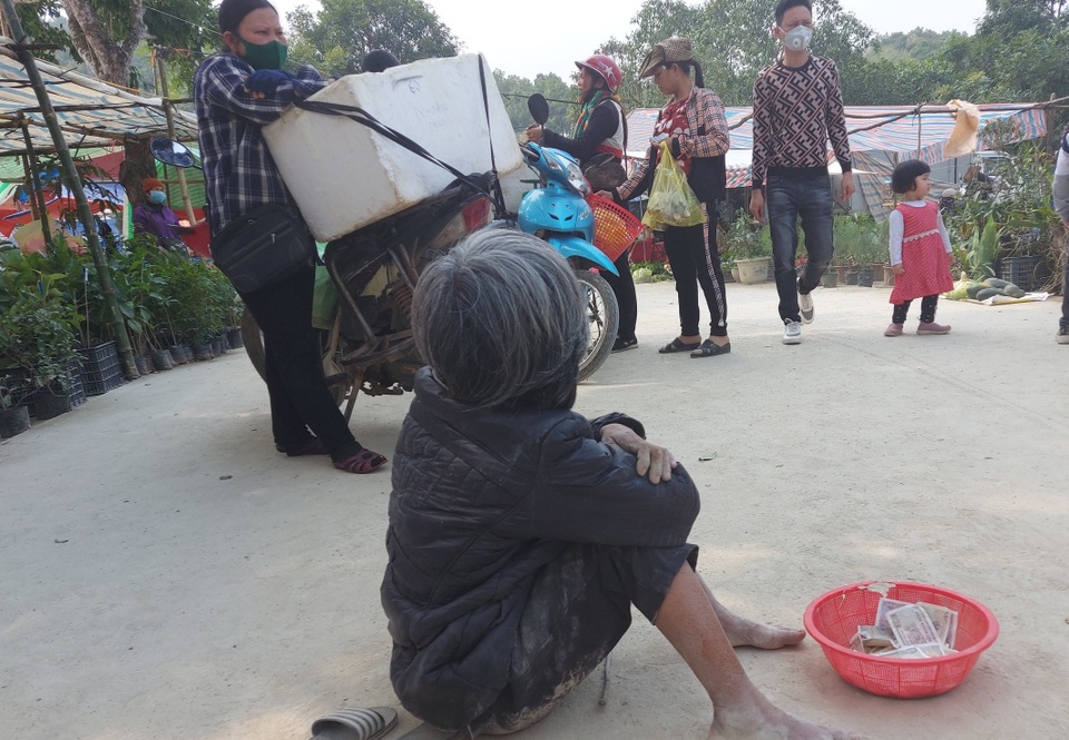Nhếch nhác cảnh ăn xin nằm la liệt ở lễ hội Phủ Na - 3 Nhếch nhác cảnh ăn xin nằm la liệt ở lễ hội Phủ Na - 3