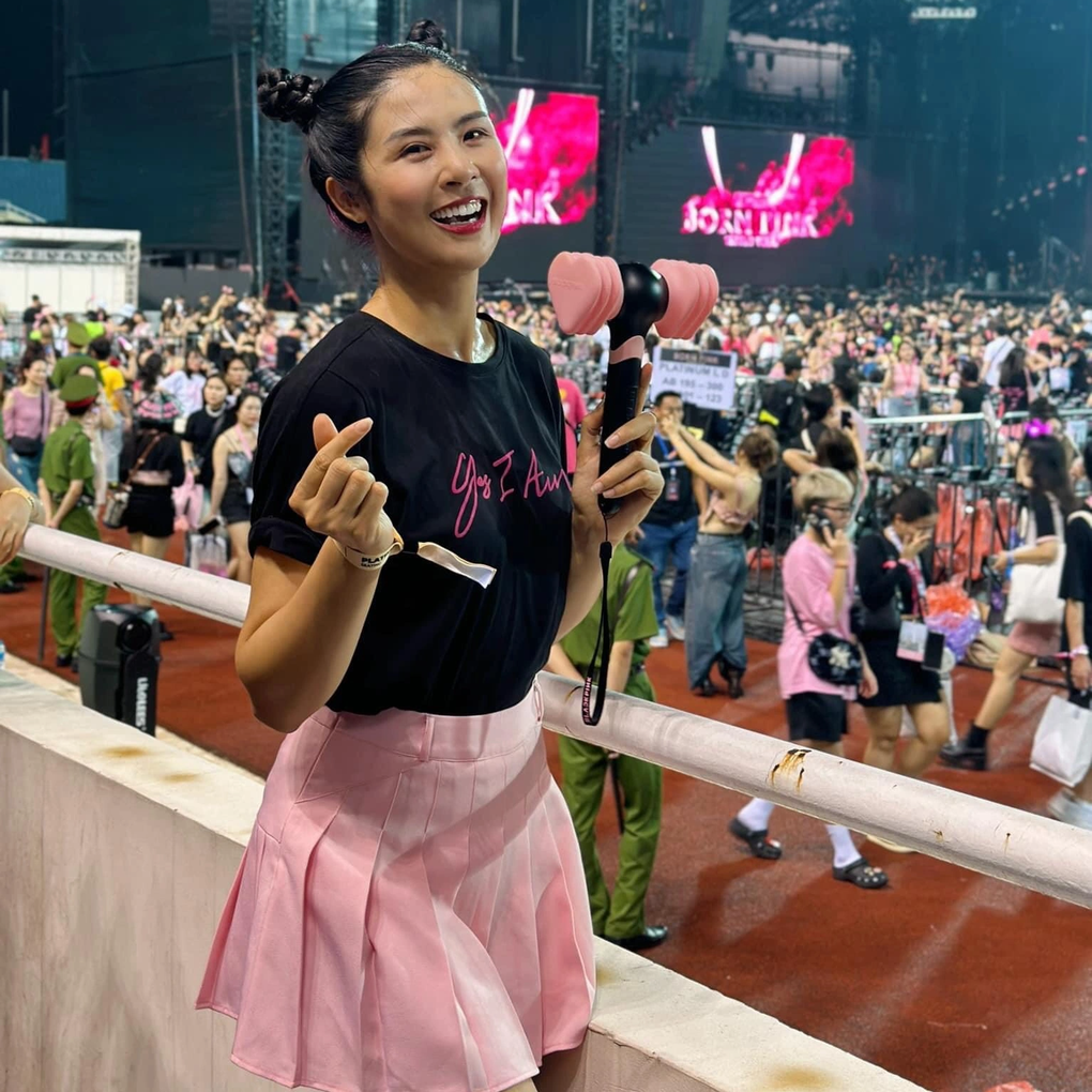 Loạt khoảnh khắc đội mưa đi xem Blackpink đáng nhớ của sao Việt - 3 Loạt khoảnh khắc đội mưa đi xem Blackpink đáng nhớ của sao Việt - 3