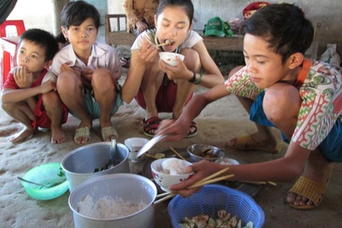 Chênh vênh giấc mơ của 4 chị em bị mẹ tâm thần dọa giết