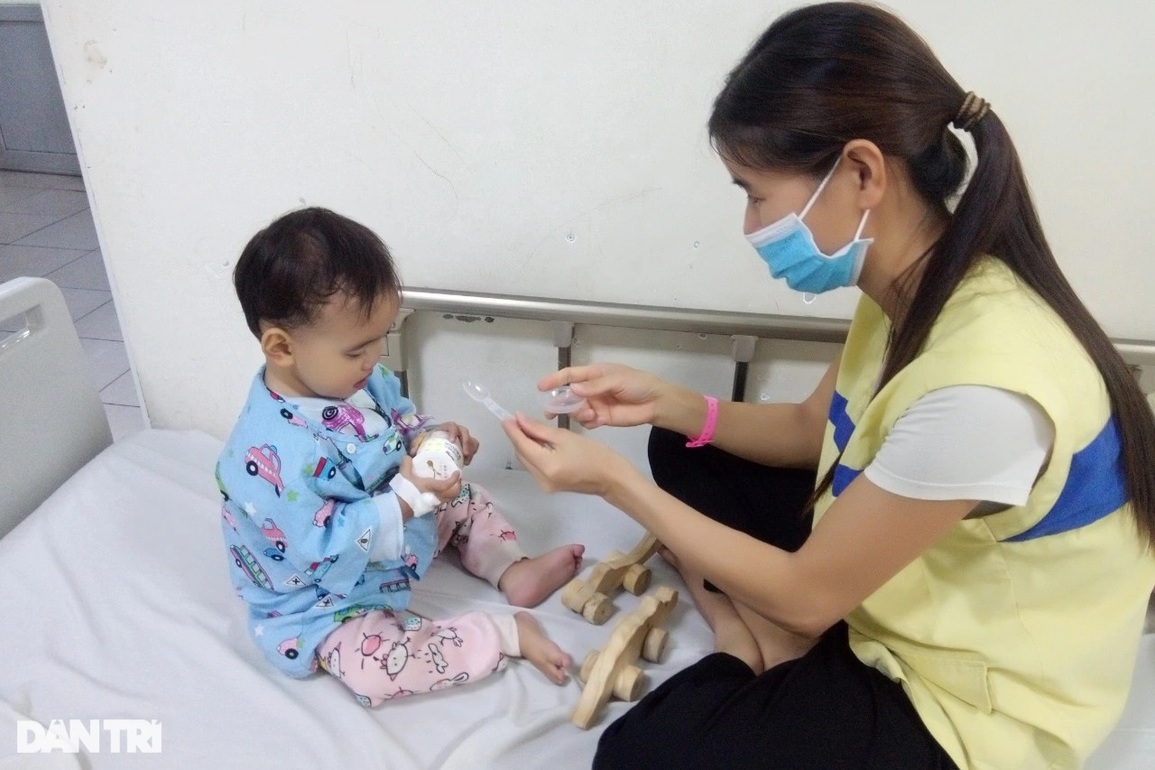 Bạn đọc Dân trí đóng viện phí giúp bé 20 tháng tuổi phẫu thuật tim - 2 Bạn đọc Dân trí đóng viện phí giúp bé 20 tháng tuổi phẫu thuật tim - 2