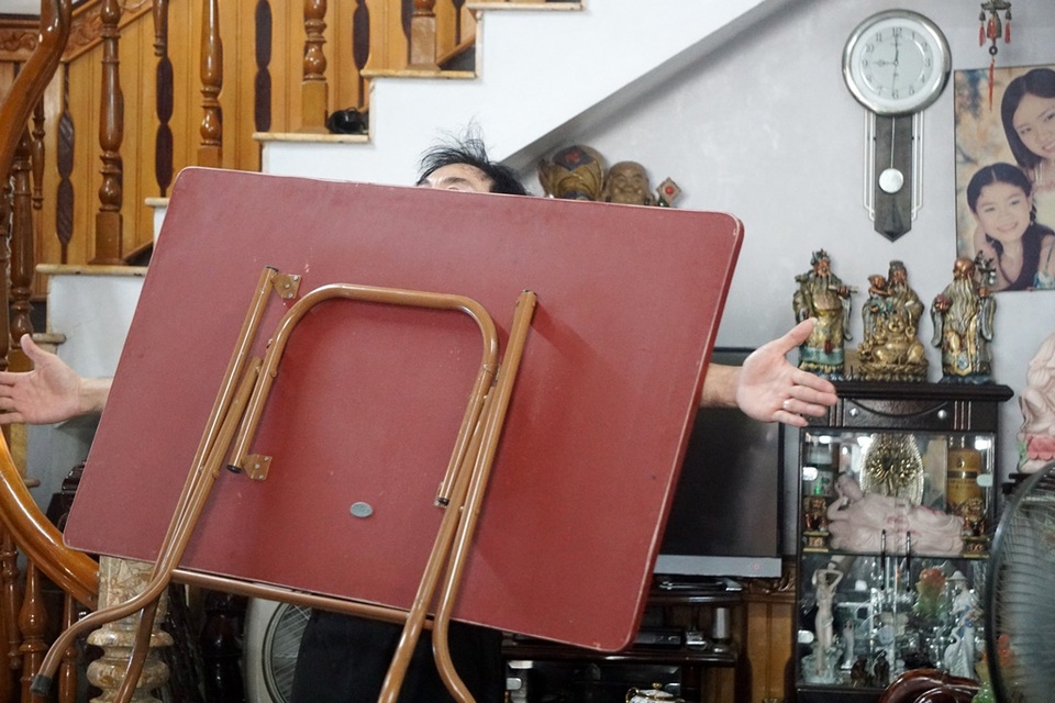 Kỳ lạ người đàn ông như nam châm khổng lồ, hút chặt các đồ vật vào cơ thể - 9