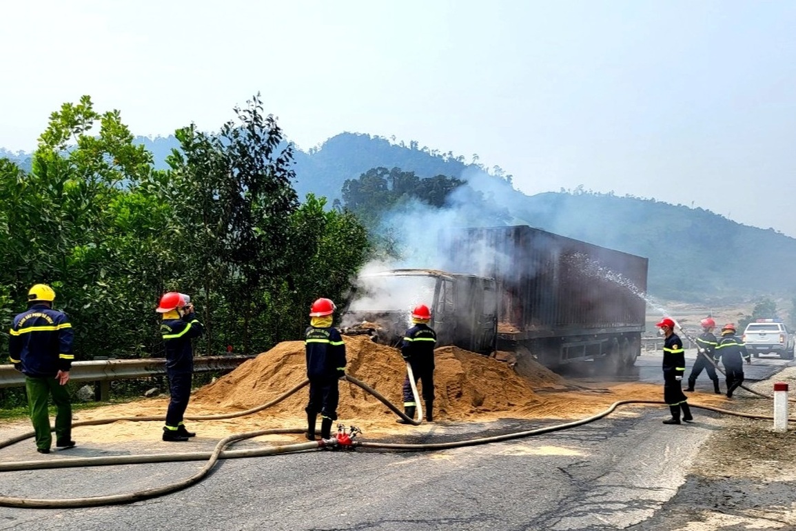 Xe đầu kéo bất ngờ bốc cháy dữ dội, tài xế thoát chết trong gang tấc - 2 Xe đầu kéo bất ngờ bốc cháy dữ dội, tài xế thoát chết trong gang tấc - 2