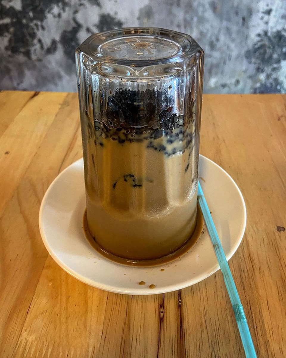 Cà phê úp ngược độc đáo, thực khách muốn thưởng thức phải kiên nhẫn chờ - 2