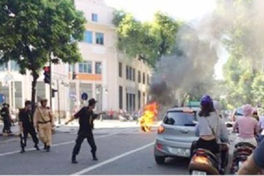 Hà Nội: Người phụ nữ bỏ đi ngay khi phát hiện xe bốc cháy