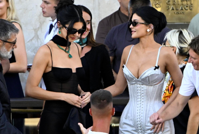 Thành viên duy nhất nhà Kardashian không dự đám cưới tỷ phú và được khen - 3