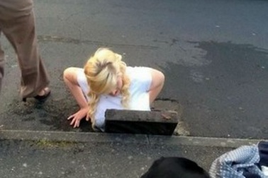 Cô gái mắc kẹt ở cống vì cứu điện thoại bị đánh rơi