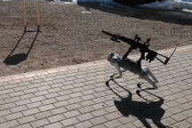 Clip chó robot gắn súng tiểu liên khiến nhiều người hoang mang, lo lắng