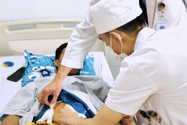 Chàng trai chảy hơn 2 lít máu trong bụng, thủng hàng loạt cơ quan nguy kịch