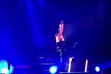 Bi hài nam ca sĩ đang biểu diễn thì… “mất hút”