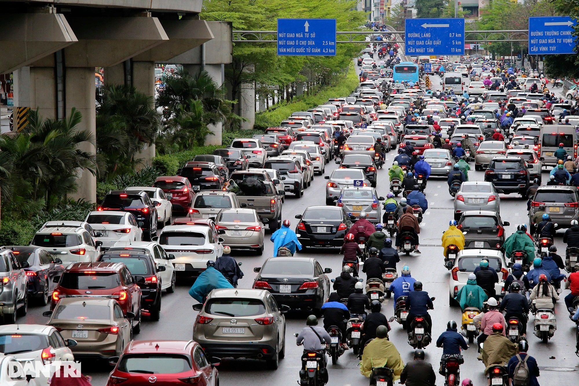 Đường phố ùn tắc giờ cao điểm, bình thường cũ ở Hà Nội đã quay trở lại? - 1 Đường phố ùn tắc giờ cao điểm, bình thường cũ ở Hà Nội đã quay trở lại? - 1