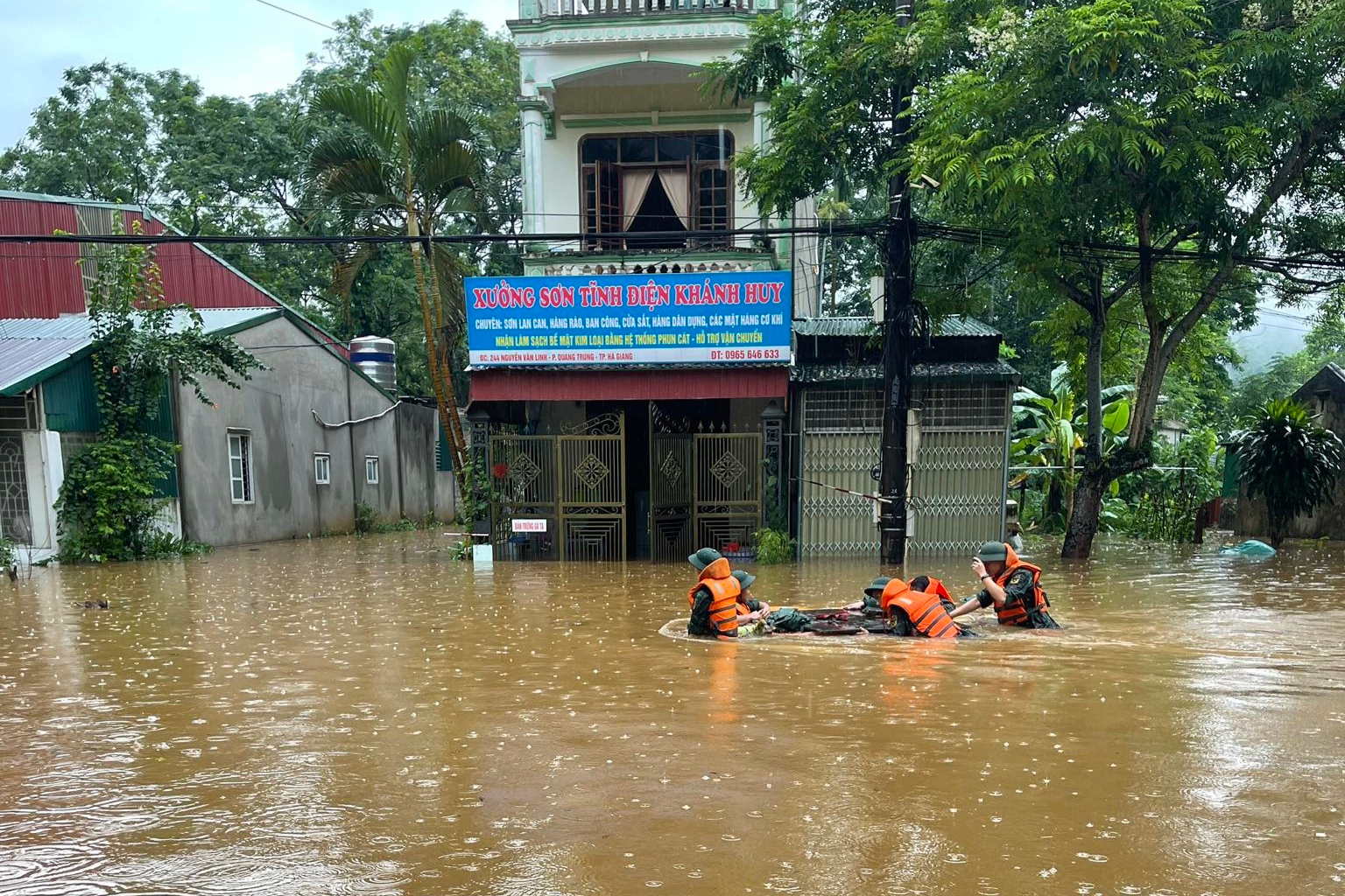 Nhiều tuyến phố ở TP Hà Giang chìm trong biển nước do nước sông dâng cao - 3