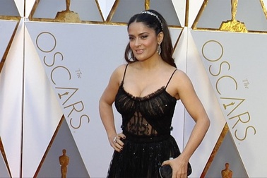 Salma Hayek diện váy gợi cảm