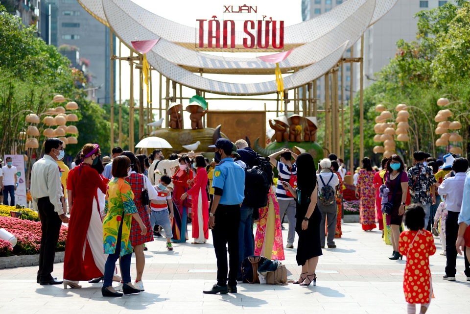 Hoạt động của người dân cả nước sáng ngày đầu năm mới Tân Sửu - 1