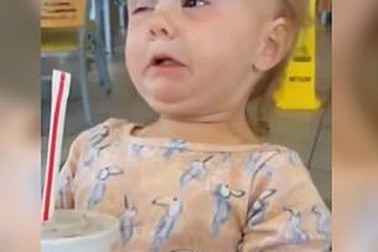 Phản ứng hài hước của bé khi lần đầu uống coca cola