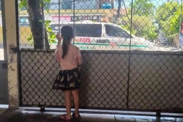 Xúc động hình ảnh bé gái đứng từ xa nhìn bố lái xe chở F0 qua nhà