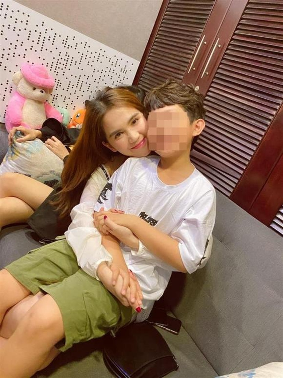 Nữ hoàng nội y hôn môi bé trai gây tranh cãi, mẹ bé trai nói gì? - 2 Nữ hoàng nội y hôn môi bé trai gây tranh cãi, mẹ bé trai nói gì? - 2