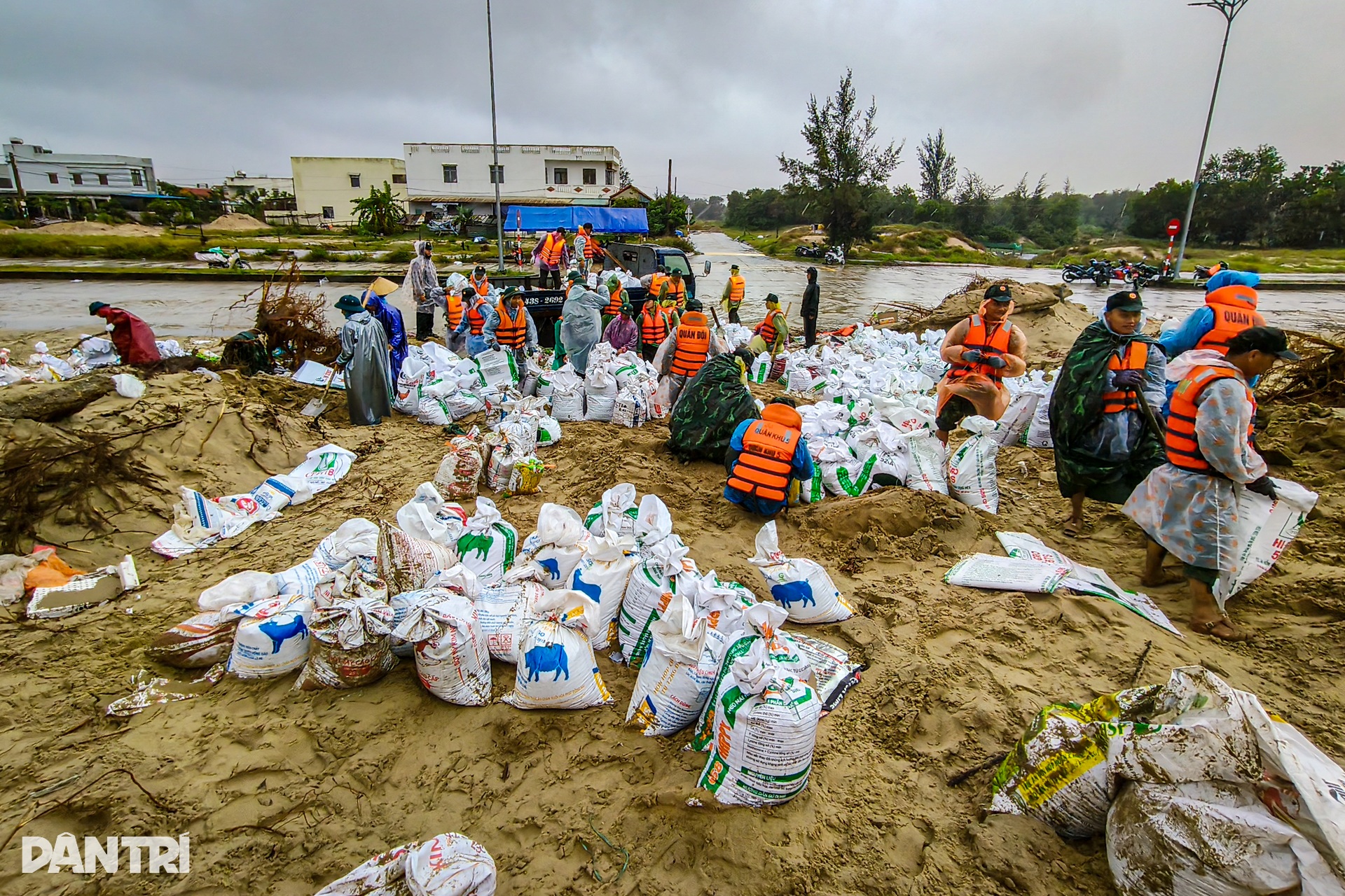 Hơn 500 bộ đội cùng người dân xuyên đêm “vá” bờ kè bị sạt lở - 9