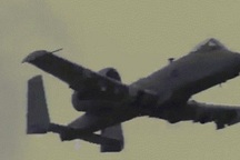 Xem "Lợn lòi" A-10 Mỹ diệt xe bọc thép bằng bom laser