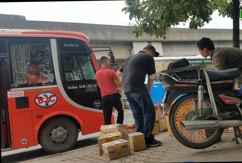 Hà Nội: Xe khách thỏa sức lộng hành xung quanh bến xe Mỹ Đình - 2 Hà Nội: Xe khách thỏa sức lộng hành xung quanh bến xe Mỹ Đình - 2