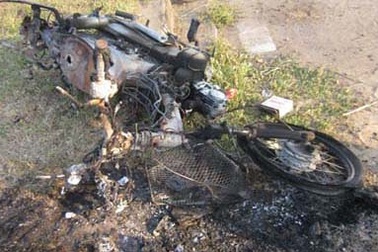 Va quẹt giao thông, xe máy bị thiêu rụi trên đường