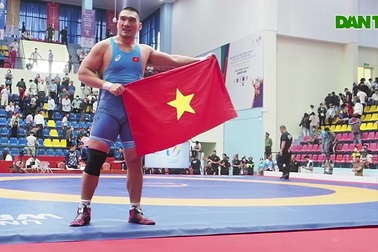 Màn ăn mừng ấn tượng của "gã khổng lồ" Hà Văn Hiếu giành HCV môn đấu vật