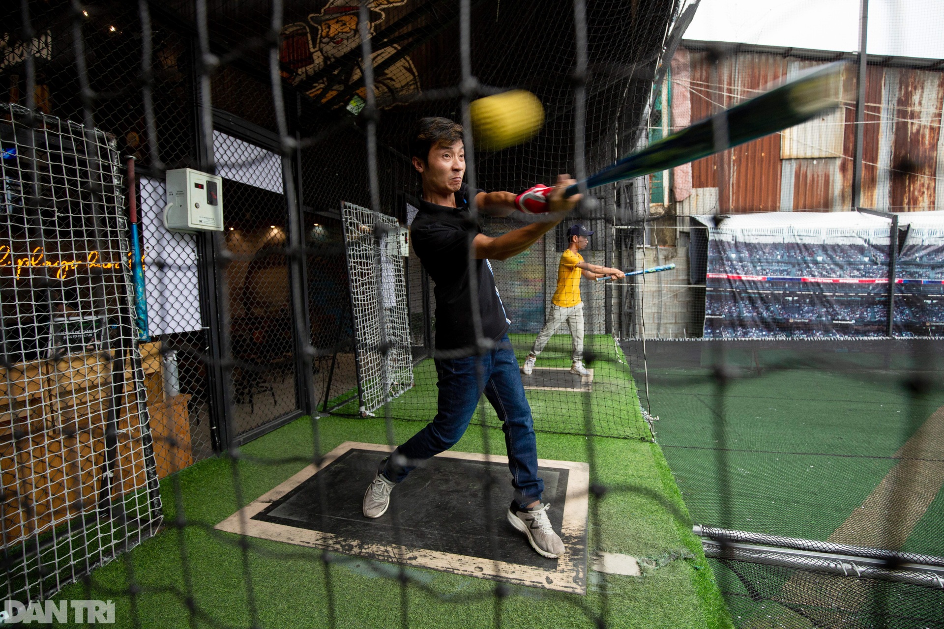 Đánh bóng chày trong lồng - trải nghiệm mới của giới trẻ TPHCM - 4 Đánh bóng chày trong lồng - trải nghiệm mới của giới trẻ TPHCM - 4