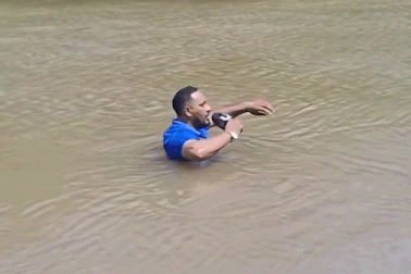 Phóng viên Brazil hoảng loạn chạm trúng thi thể khi đang đưa tin