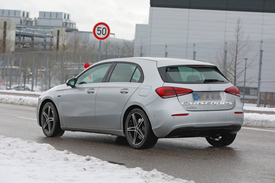 Mercedes A-Class xuất hiện trên đường thử với lưới tản nhiệt khác lạ - 7 Mercedes A-Class xuất hiện trên đường thử với lưới tản nhiệt khác lạ - 7