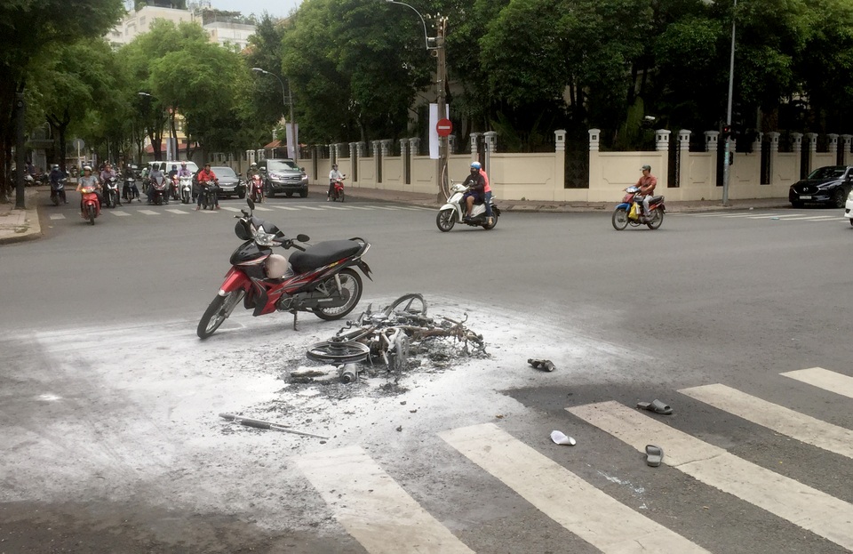 Hai thanh niên nghi cướp giật bị cháy xe khi chạy trốn trinh sát - 1 Hai thanh niên nghi cướp giật bị cháy xe khi chạy trốn trinh sát - 1