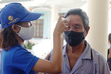 Cách ly tại nhà 3 người dự tiệc cưới có liên quan đến bệnh nhân Covid-19