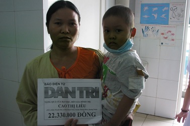 Trao tiền nhân ái đến cháu bé bị ung thư nguyên bào thần kinh và bé Nhân Hậu