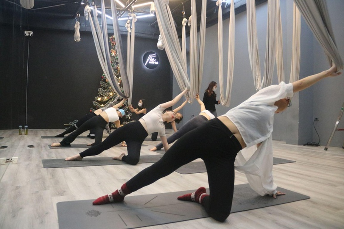 Chị em Hà Nội rủ nhau tập yoga bay giữ dáng xinh đón Tết Nguyên đán - 9 Chị em Hà Nội rủ nhau tập yoga bay giữ dáng xinh đón Tết Nguyên đán - 9
