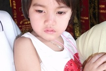 Sau tai nạn thảm khốc, bé 3 tuổi mất cả cha lẫn mẹ