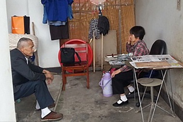 Sống 10 năm trong... nhà vệ sinh để tiết kiệm tiền cho con học đại học